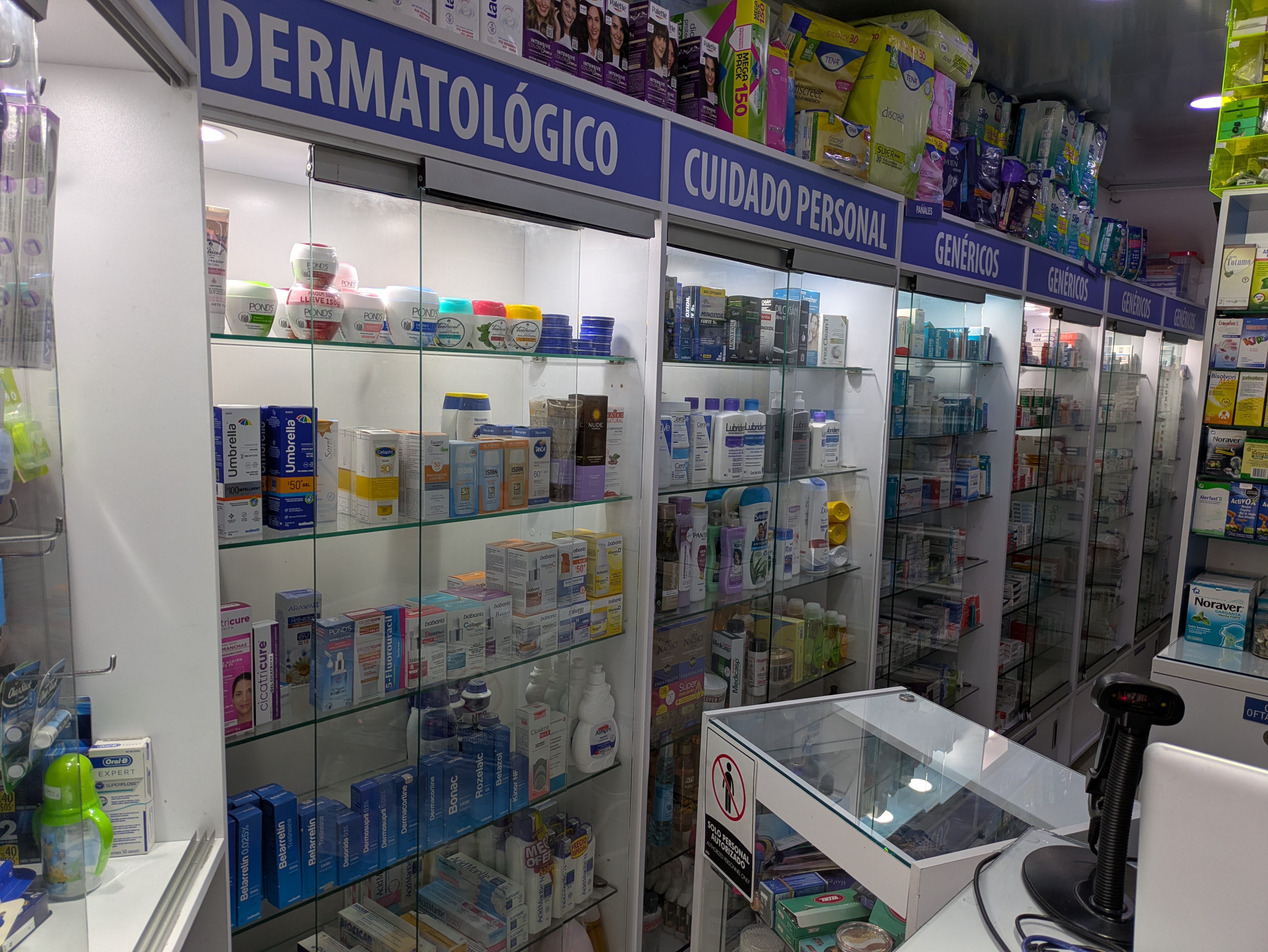 Interior de la droguería